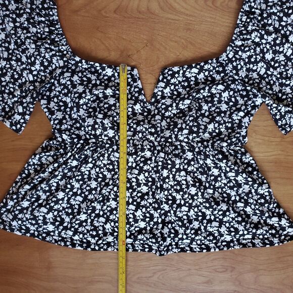 Ditsy Floral Top Size S Black White Flutter Sleeve Tie Back Empire Waist Cottage - Picture 14 of 14